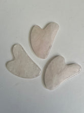 Cargar imagen en el visor de la galería, Gua Sha Cuarzo Rosa