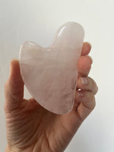 Cargar imagen en el visor de la galería, Gua Sha Cuarzo Rosa