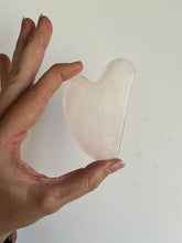 Cargar imagen en el visor de la galería, Gua Sha Cuarzo Rosa