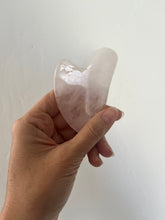 Cargar imagen en el visor de la galería, Gua Sha Cuarzo Rosa
